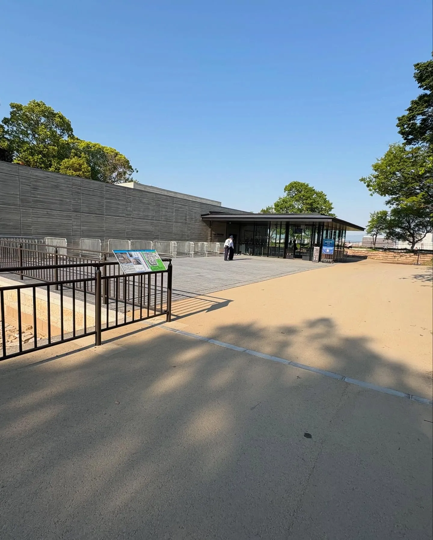 雲ひとつなく風爽やかな絶好の行楽日和で