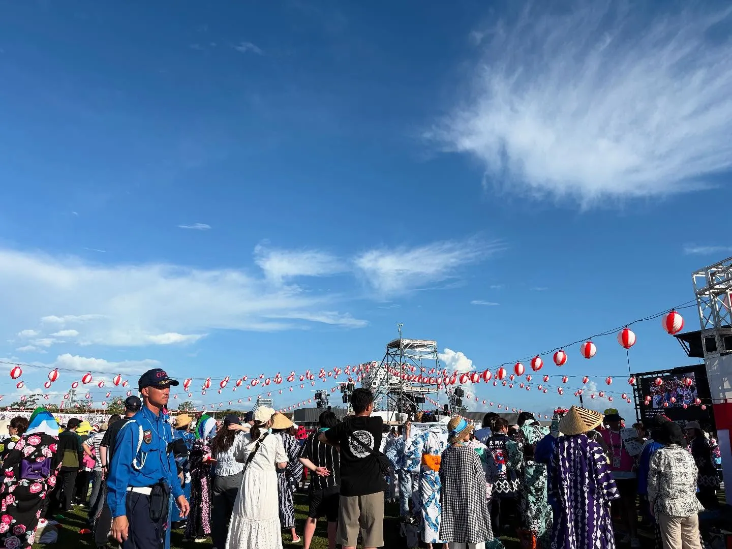 一万人の盆踊りです。